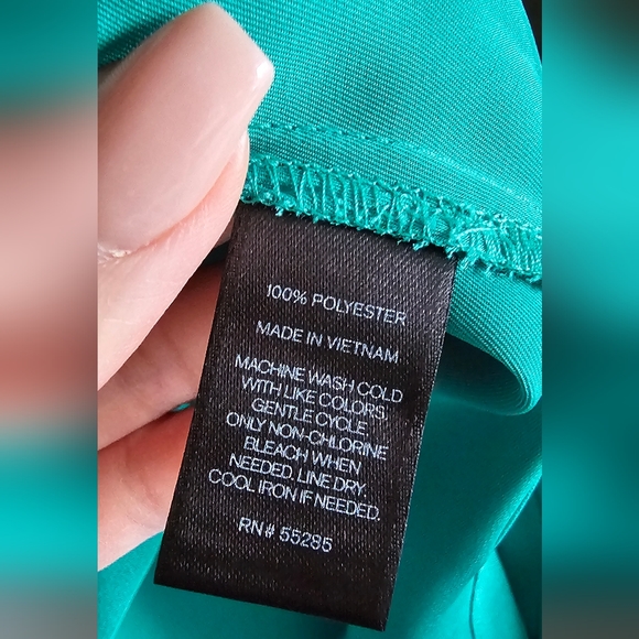 ✨️NWT✨️ Green V-neck Blouse with Adjustable Spaghetti Straps (XS) - Picture 6 of 6